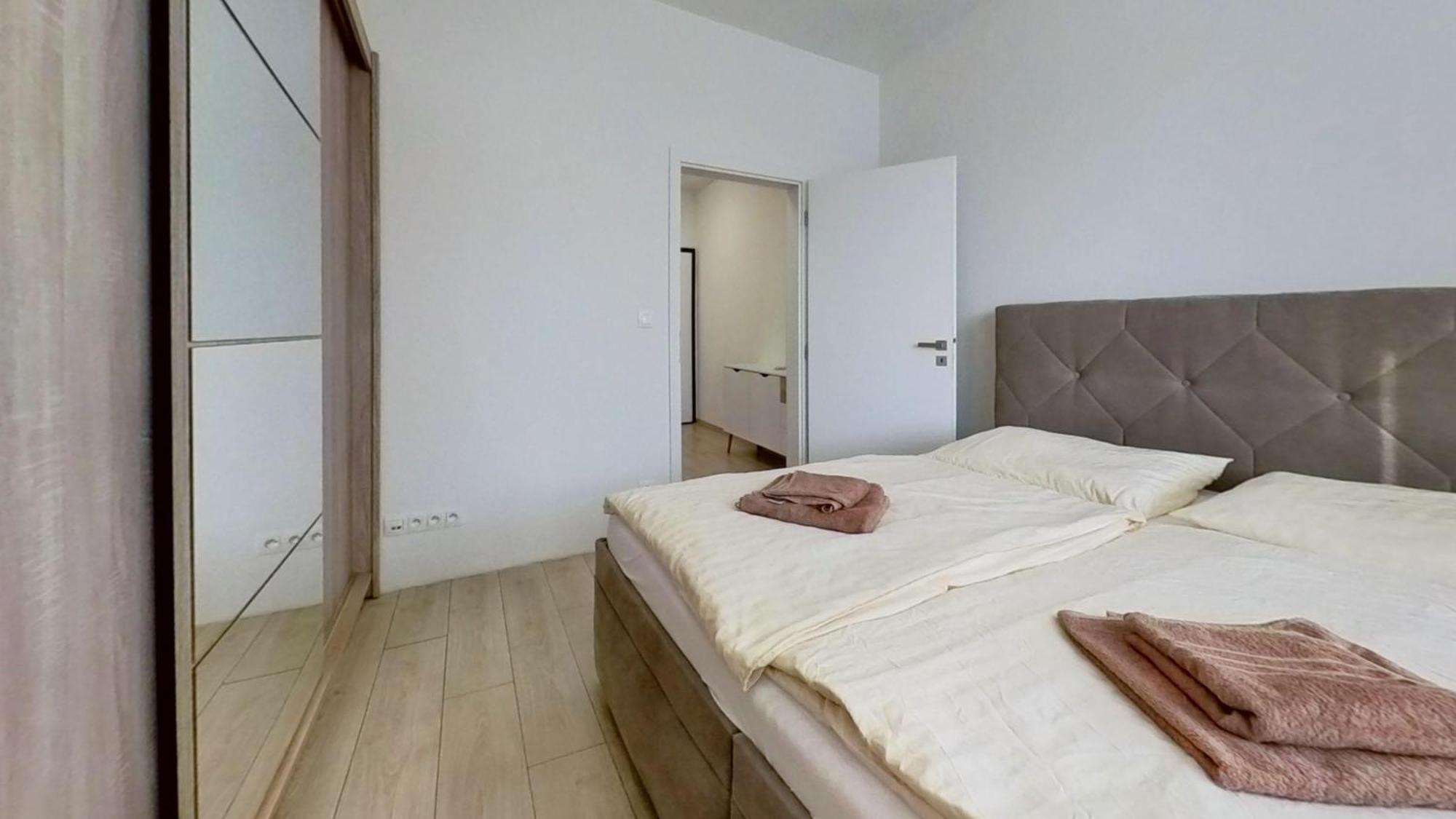 Air-Conditioned 2 Room Apartment, With Terrace, Rovinka, 302 Extérieur photo